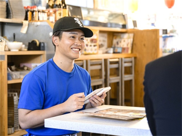 お客さんから注文を聞いているフロントスタッフさん
