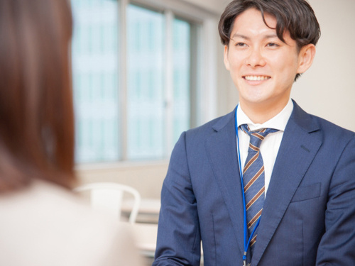 スーツの男性