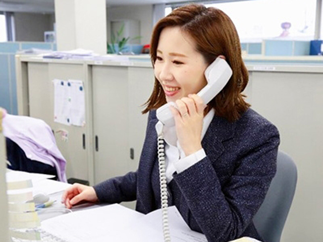 成電社　女性社員