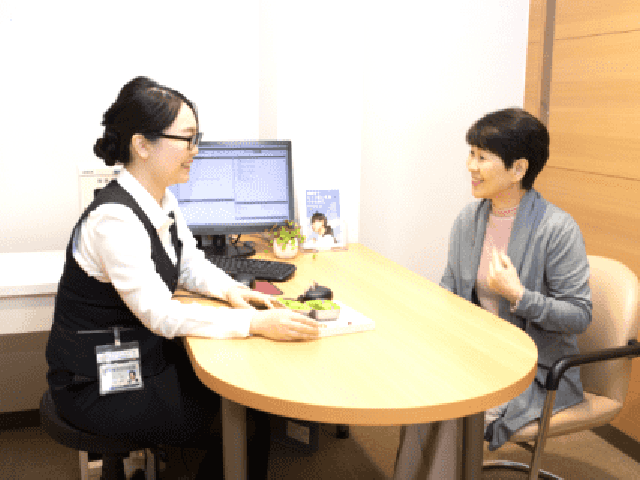 女性スタッフとお客様