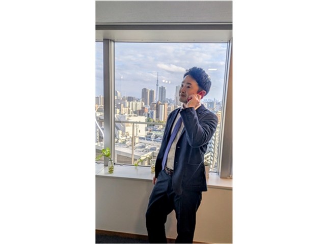 電話中の社員