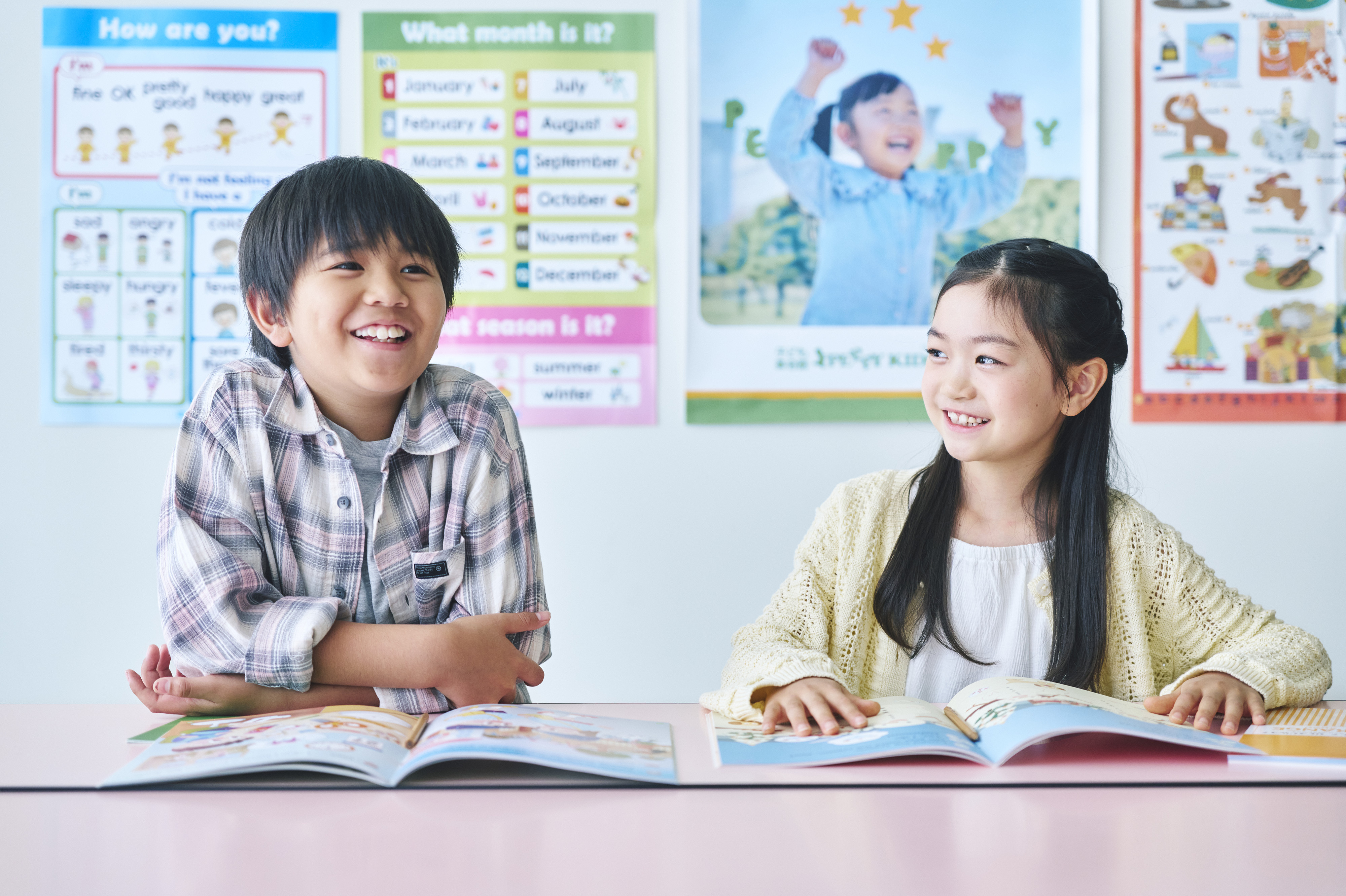 英語を学ぶ二人の子供