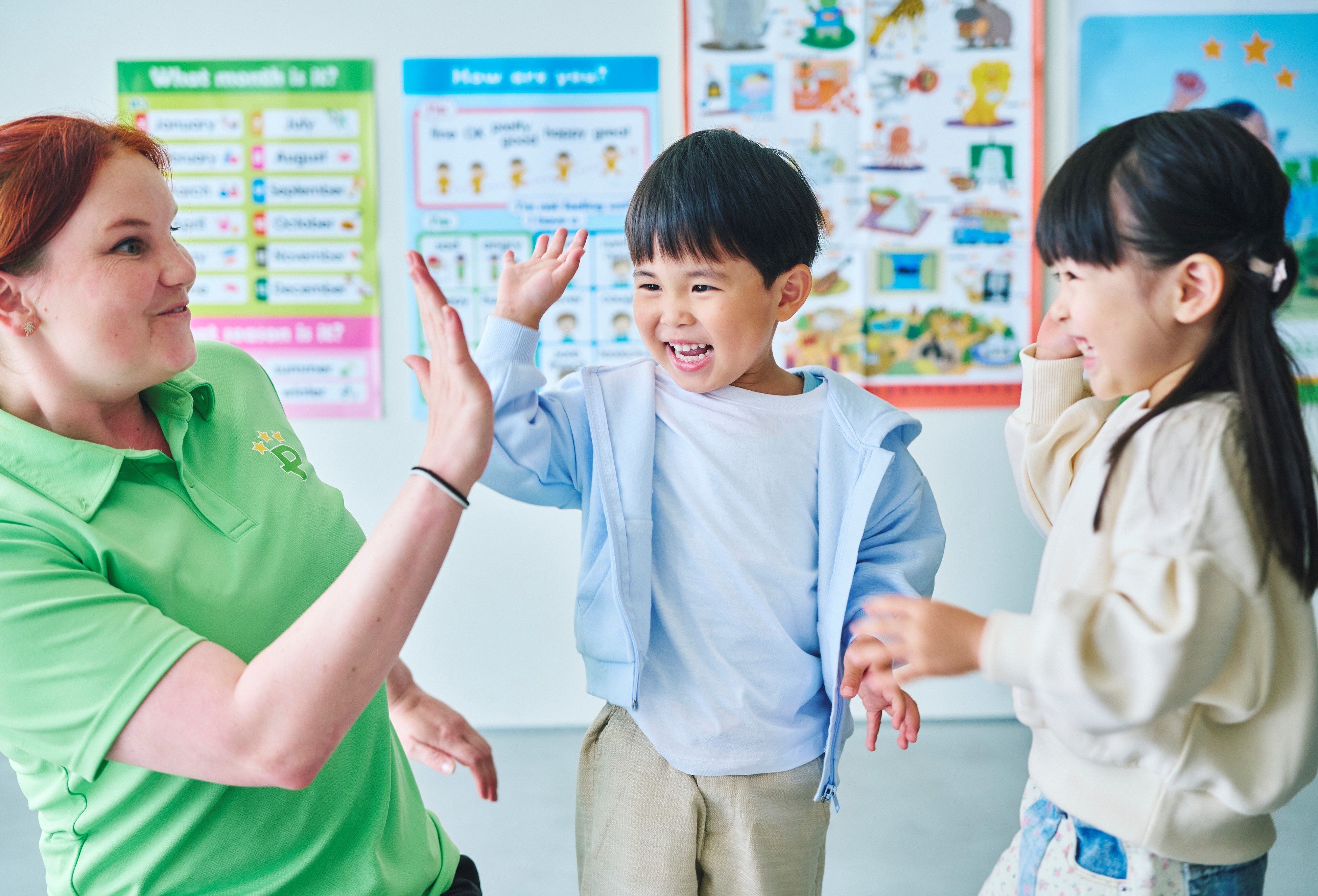 英語を教える大人と、学ぶ子供の様子