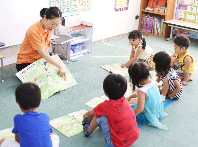 英語を教える大人と、学ぶ子供の様子