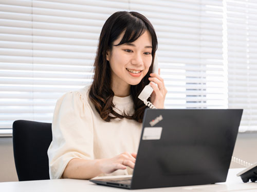 事務の女性の写真