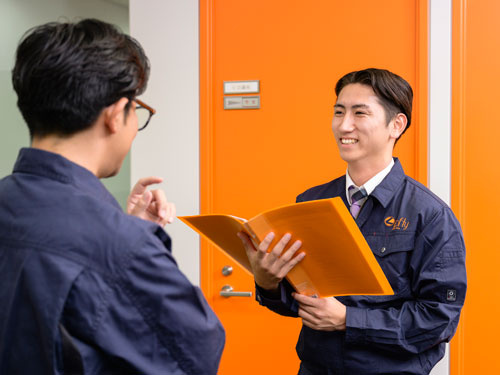 男性社員2人の写真