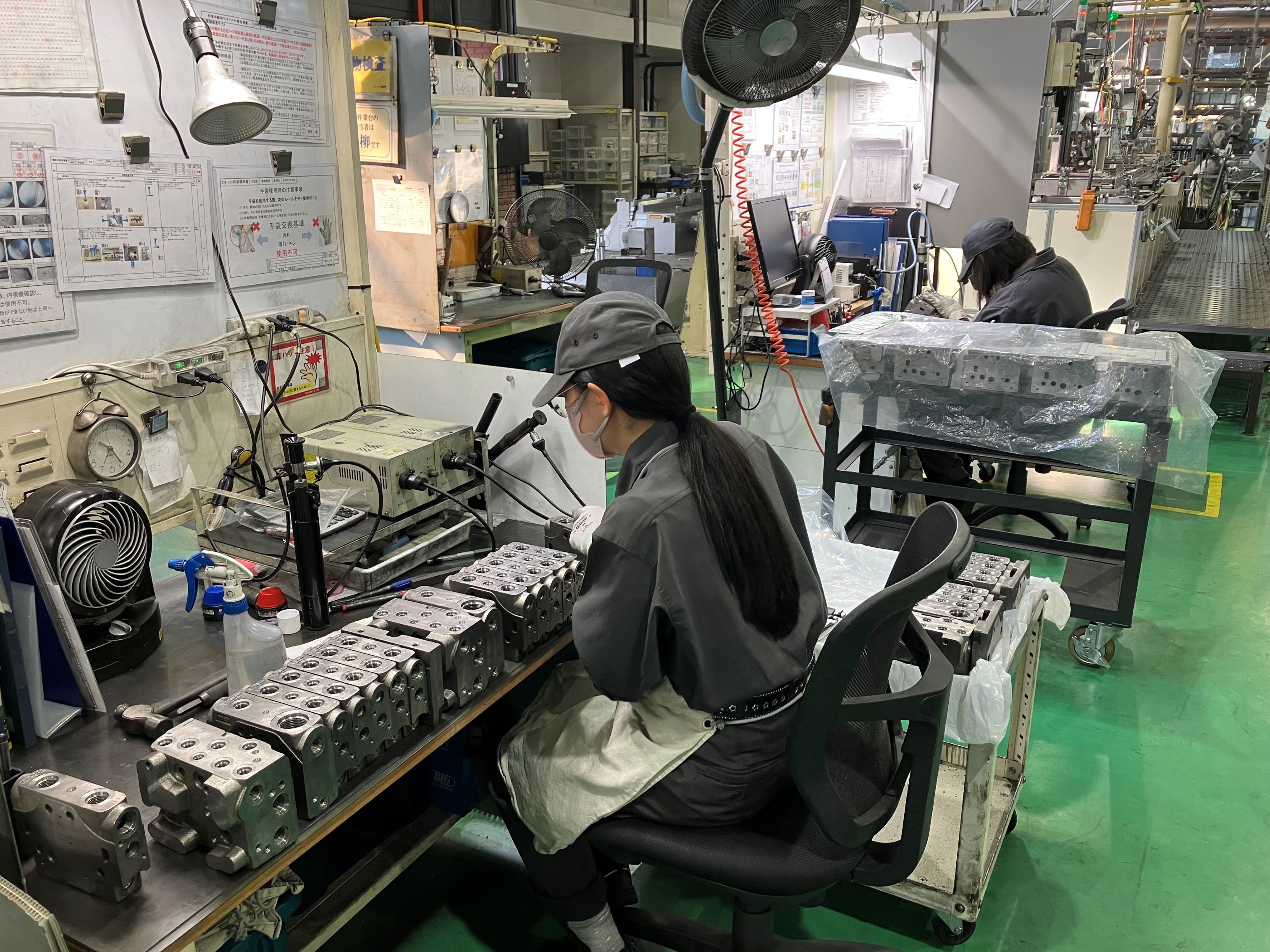 バリ取りをしている様子
