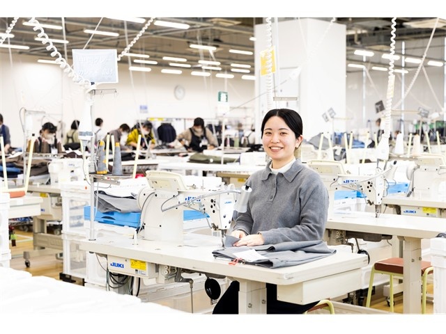 洋服のお直しスタッフ
