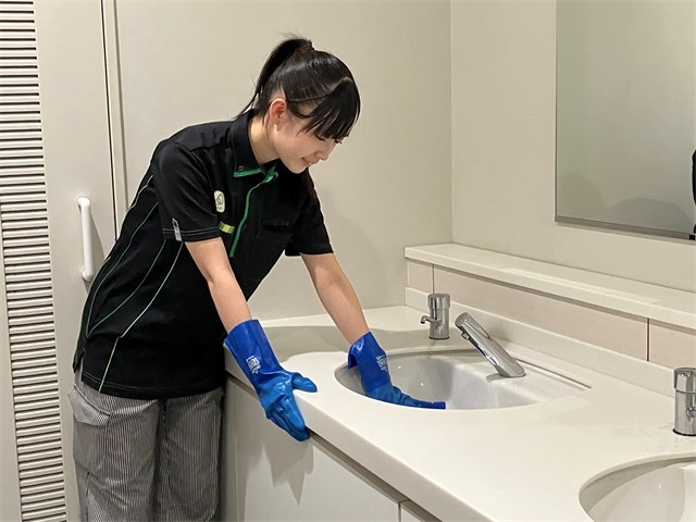 洗面台を掃除している人