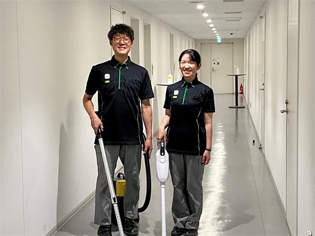 掃除機を持っている男女