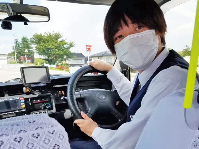 男性タクシードライバー