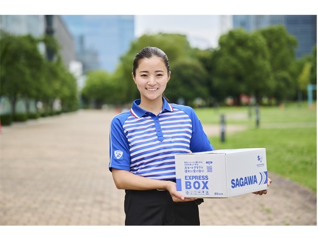 笑顔の女性ドライバー/荷物