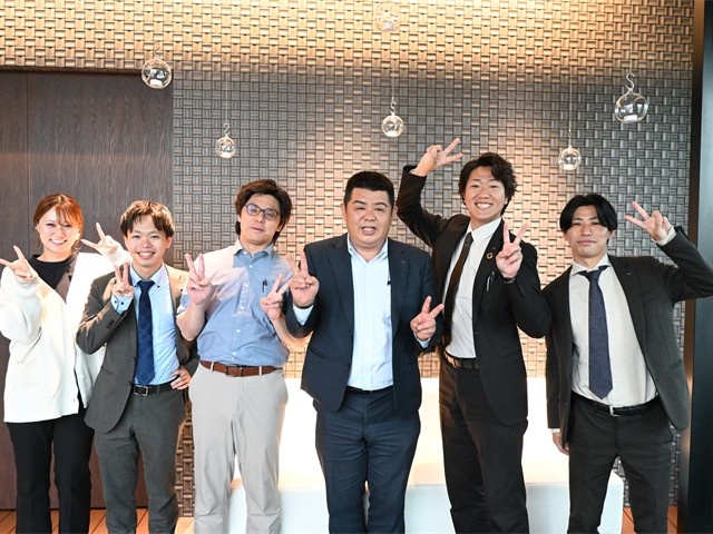 笑顔の社員の集合写真