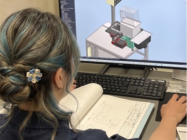 CAD操作をする女性