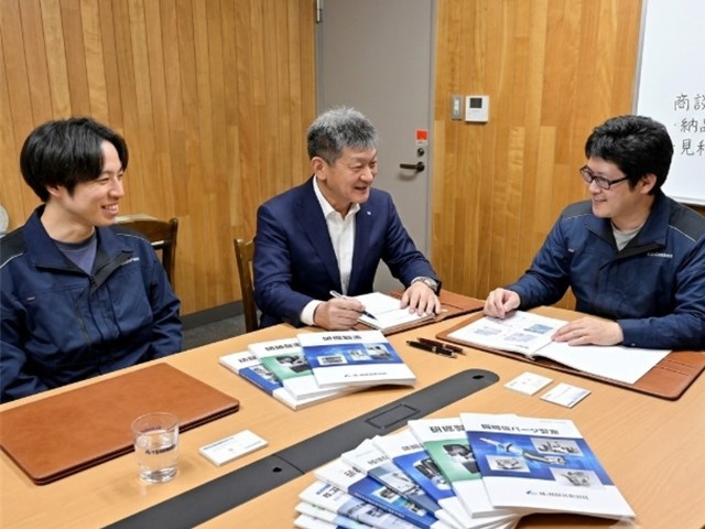 ミーティングをする社員