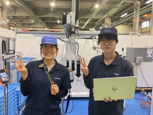 ハーモ_若い社員2名＋ロボットが写っている写真。