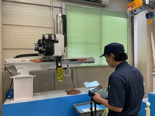 ハーモ＿実際にロボットを操作している社員。