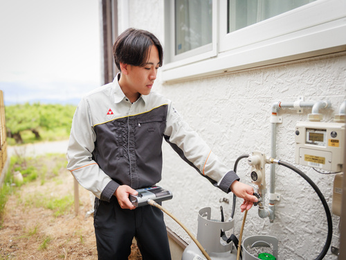 サンリン_ガス設備を点検している男性社員の写真
