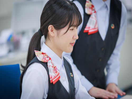 サンリン_女性社員の写真。