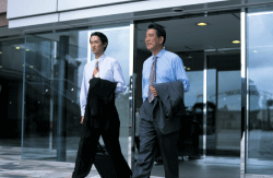 2人のスーツ姿の男性営業スタッフ