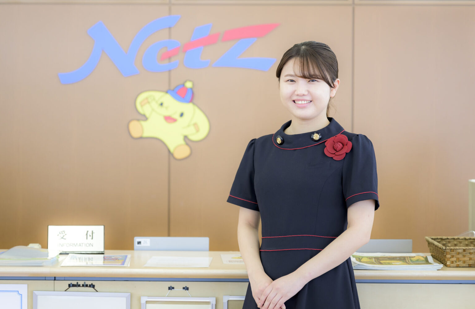店舗内で、受付スタッフの女性が映った写真