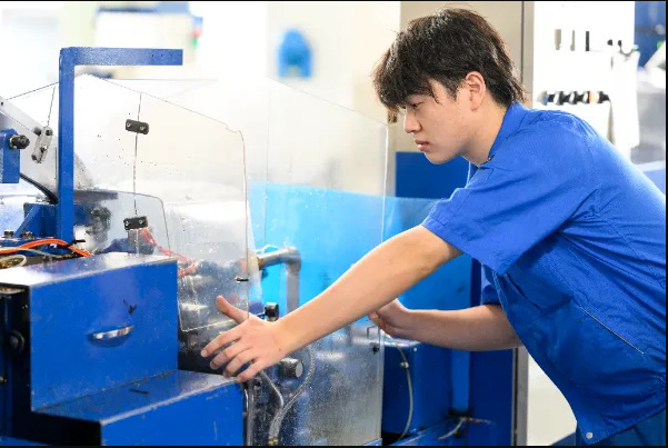 機械を操作する若手男性社員