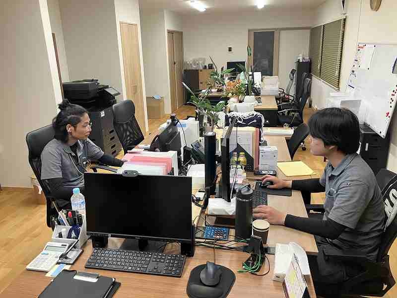 株式会社彩空_事務所内・社員さんが写っている写真