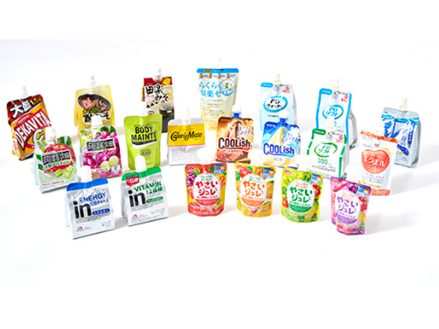 細川洋行　工場で製造している様々なパッケージのパウチが並んでいる様子
