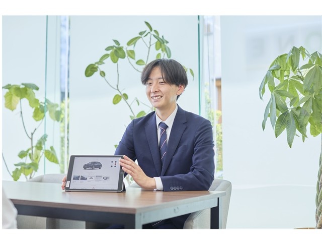 タブレットで説明中のディーラー