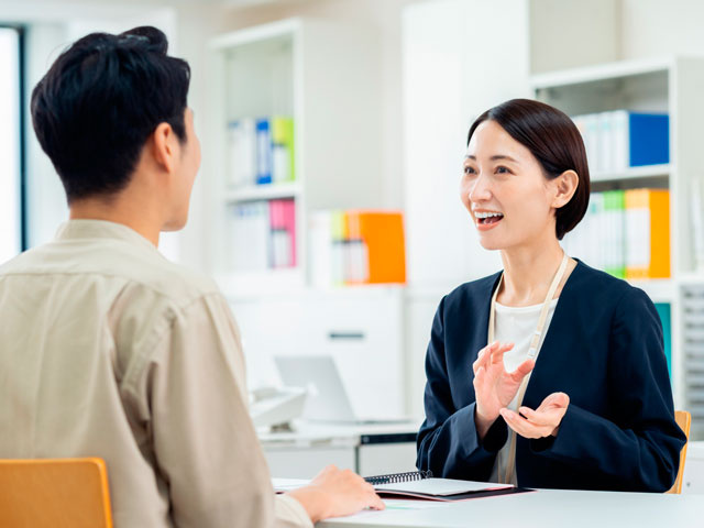 説明する女性の写真