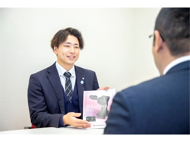 商品説明をしている営業さん