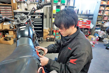 バイク整備スタッフの画像