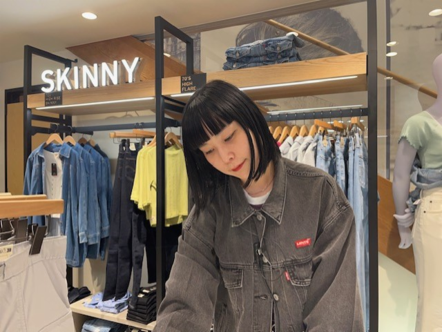 女性と売り場