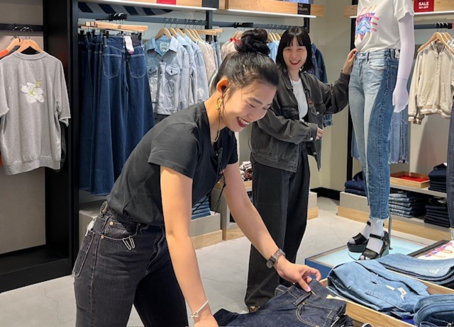 女性と売り場