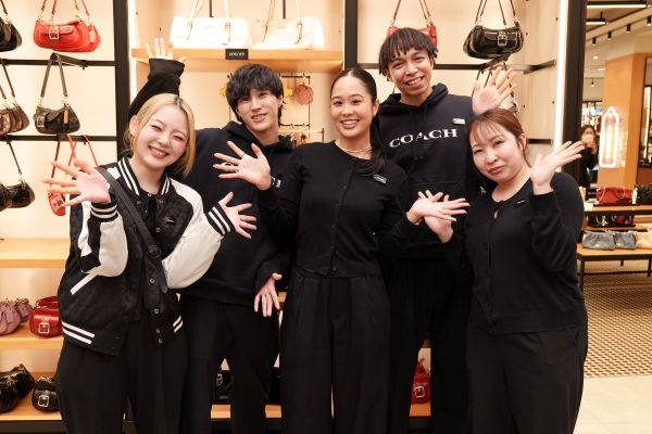 COACHスタッフの集合写真