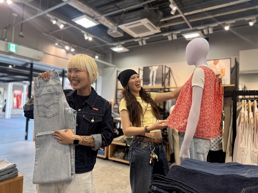 女性と売り場 