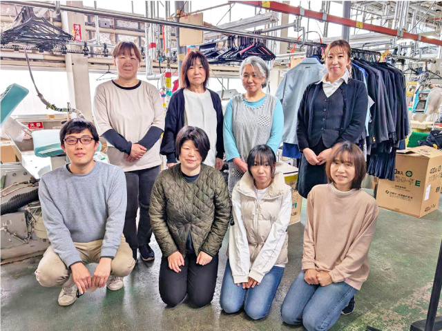 会津工場・スタッフ集合写真