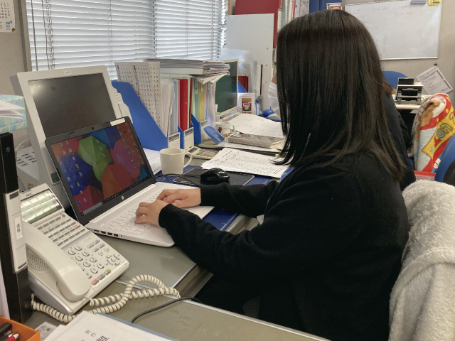 PC操作をする女性