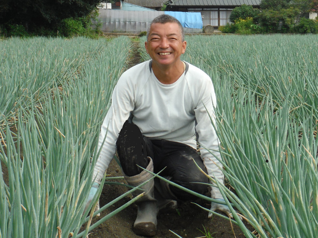 農作業している男性の画像