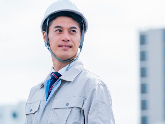 作業服を着た男性スタッフ
