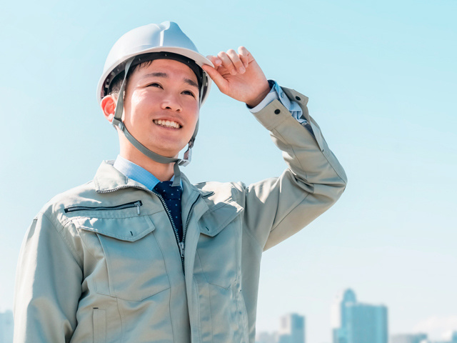 作業服を着た男性スタッフ