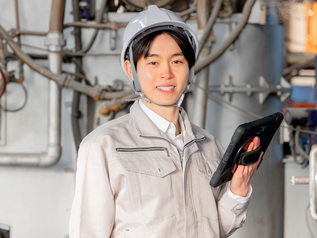 作業服を着た男性スタッフ