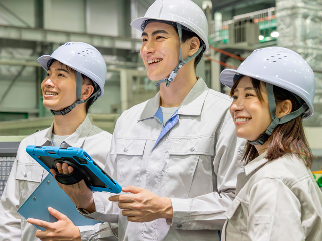 作業服を着た男性スタッフ