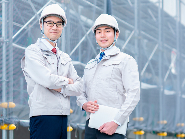 作業服を着た男性スタッフ