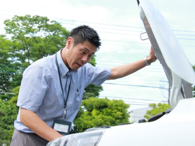 車の買取査定をしている様子