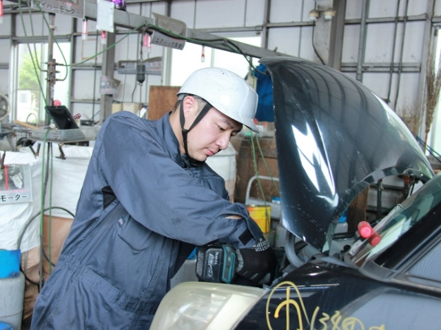 車から再利用される部品を取外しています