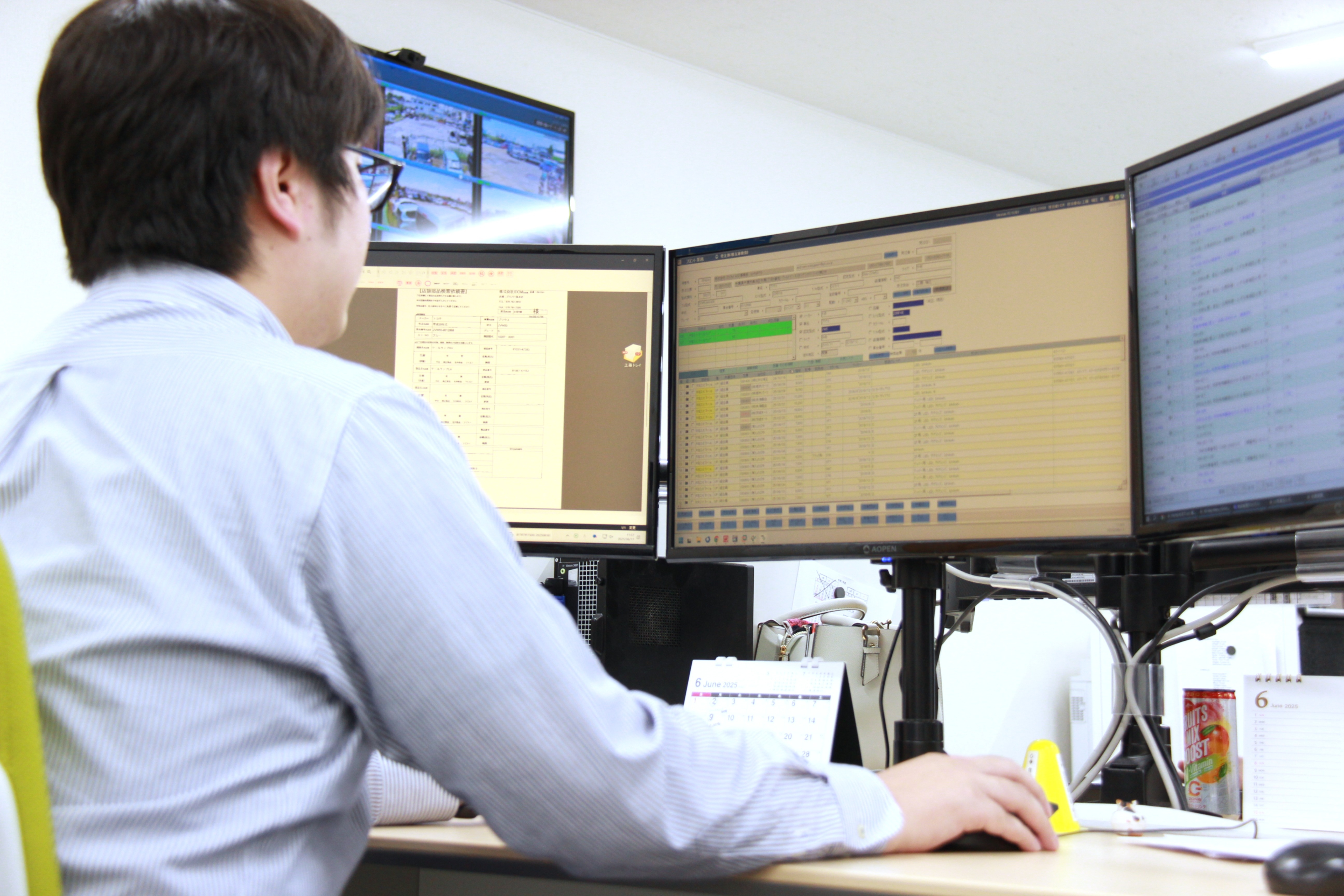 お客様からお問合せをいただき、中古部品を検索している様子