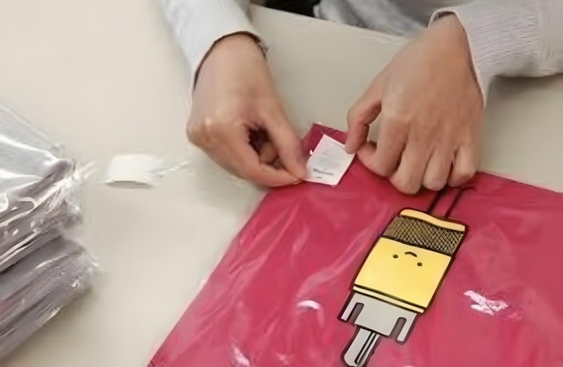 アパレル品の値札貼り作業