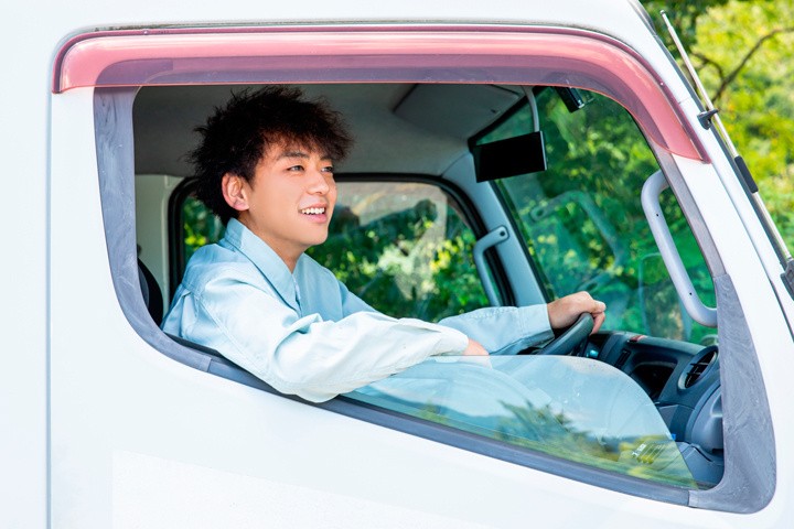 トラックを運転するドライバー