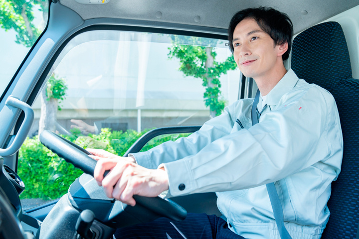 トラックを運転するドライバー